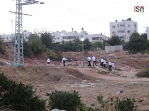 Coloni provenienti dall'insediamento illegale di Kiryat Arba vanno sulla terra palestinese per la preghiera