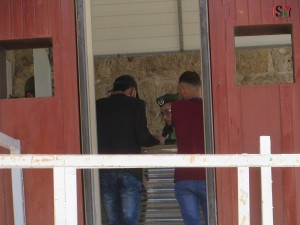 Adolescenti palestinesi devono lasciare la loro carta di identità ai soldati prima di entrare nella moschea