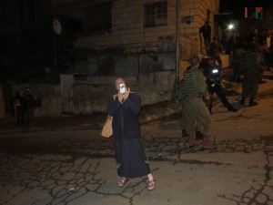 colona che fotografa gli attacchi dei coloni