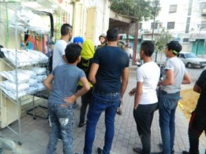 Due donne palestinesi si vedono negato il permesso di andare oltre i soldati. 