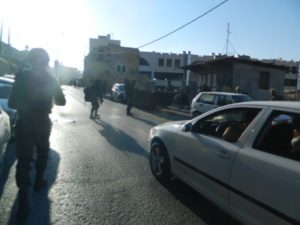 soldati israeliani bloccano il traffico in H1 