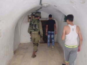 I soldati israeliani entrano in una casa palestinese, uno delle tre che hanno invaso quel giorno.