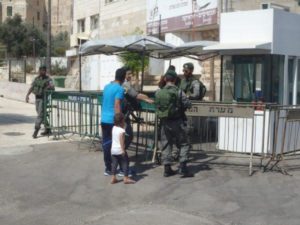 I soldati israeliani entrano in un cortile interno palestinese, alla ricerca di un ragazzo palestinese che ha combattuto con un ragazzo israeliano.