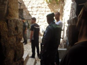 Due ragazzi palestinesi sono prese da agenti di polizia di frontiera israeliana al ragazzo colono israeliano e suo padre.