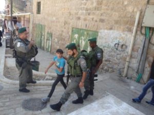 Un altro bambino palestinese è portato alla Polizia di frontiera per un interrogatorio