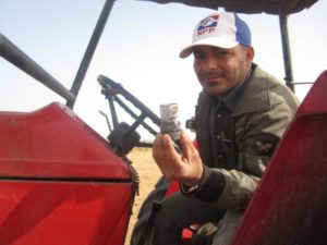 agricoltore mostra il candelotto  di gas che è stato sparato dalle forze israeliane contro il suo trattore